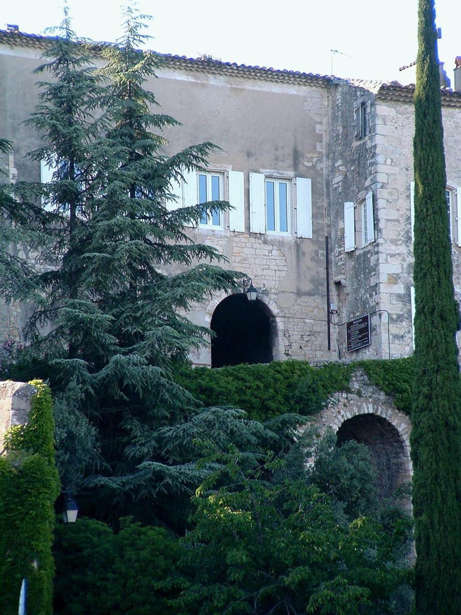 Viviers - Porte de l'Abri - Vue de l'hôtel de ville. Les murs ont servi à construire une maison 