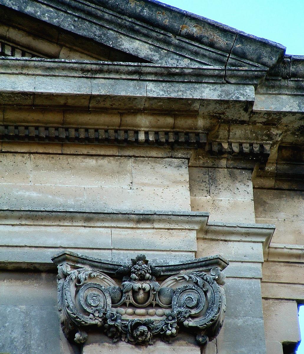 Viviers - Eglise Notre-Dame-du-Rhône - Façade - Détail du chapiteau 