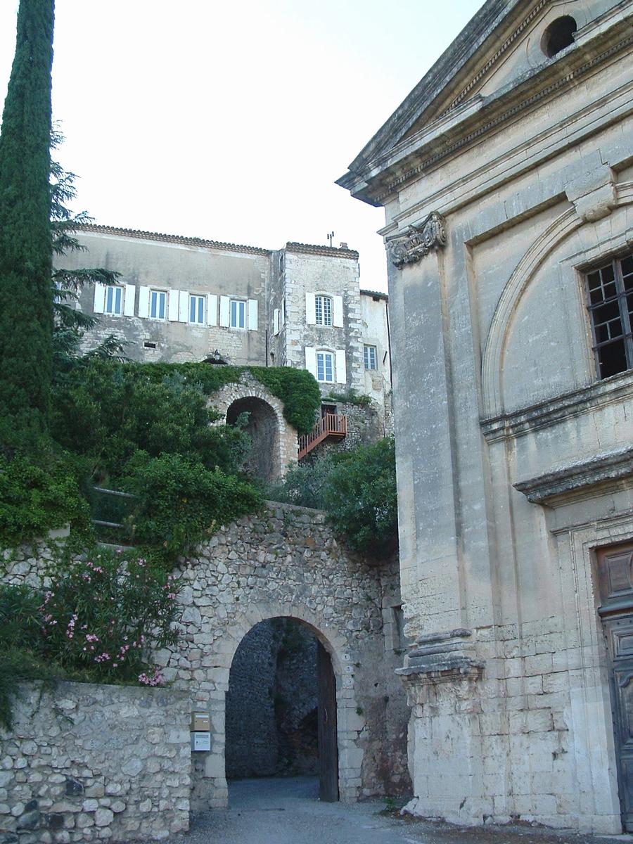 Viviers - Porte de l'Abri - La porte (bâtiment situé en haut de la photo) vue à partir de l'église Notre-Dame-du-Rhône 