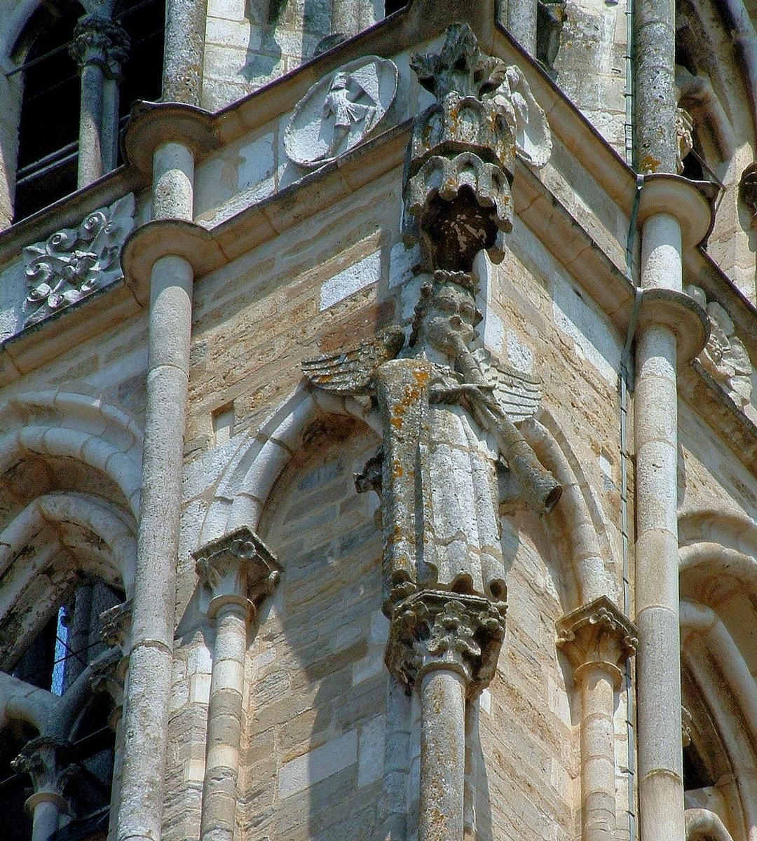 Saint-Père - Eglise Notre-Dame - Tour - Détail - Ange sonnant de la trompe 