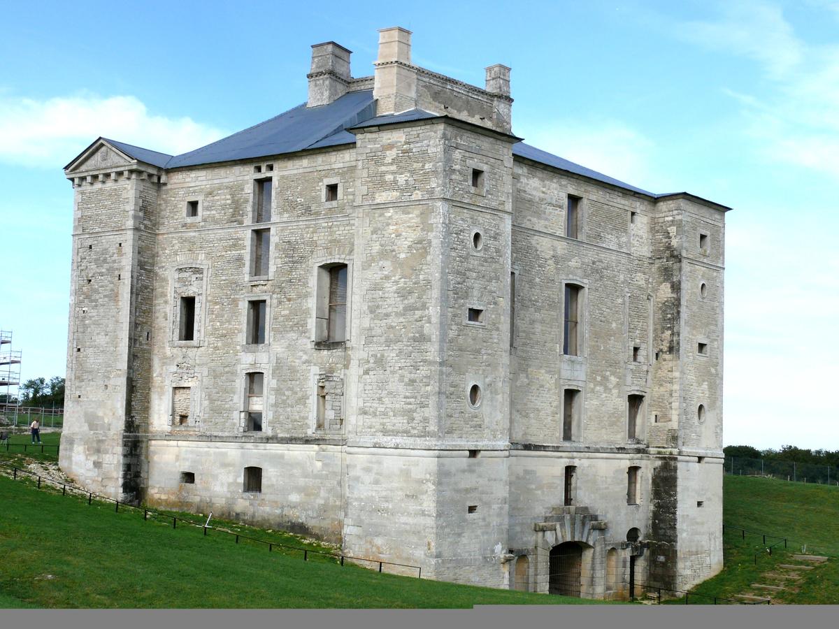 Cruzy-le-Châtel - Château de Maulnes 