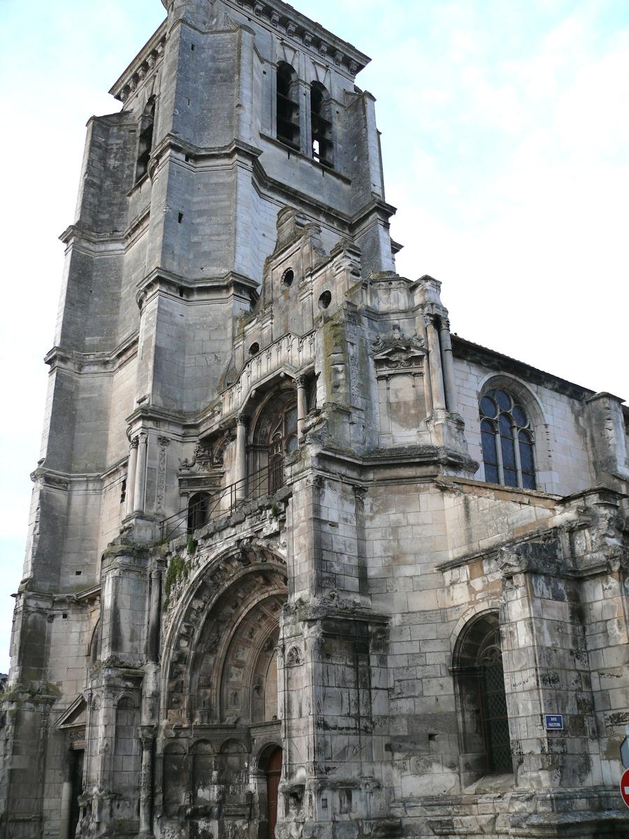 Tonnerre - Eglise Notre-Dame - Façade occidentale - Le clocher (1620-1622) et le grand portail (1536) 