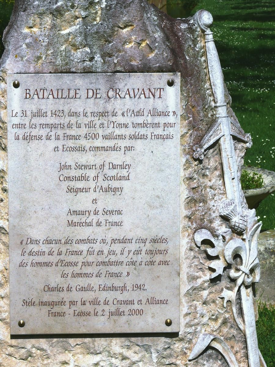 Fiche média no. 112424 Cravant - Donjon - Devant le donjon, la plaque commémorative de la bataille de Cravant [31 juillet 1423] entre les armées francaise et écossaise unies dans la cadre de l'Auld Alliance et les armées anglaise et bourguignone