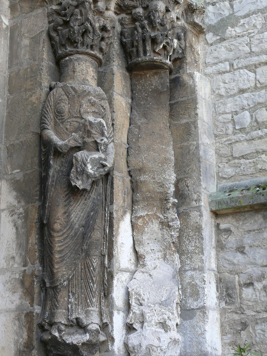 Vermenton - Eglise Notre-Dame - Portail de l'église - Côté droit: statue-colonne de la Vierge à l'Enfant - Chapiteaux: fuite en Egypte 