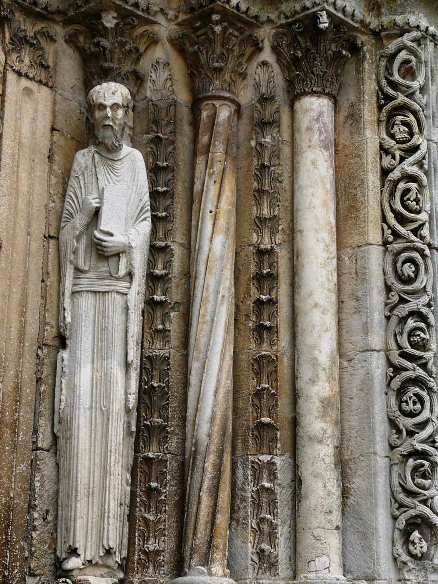 Avallon - Collégiale Saint-Lazare - Portail central - Statue-colonne du 12ème siècle Avallon - Collégiale Saint-Lazare - Portail central - Statue-colonne du 12 ème siècle