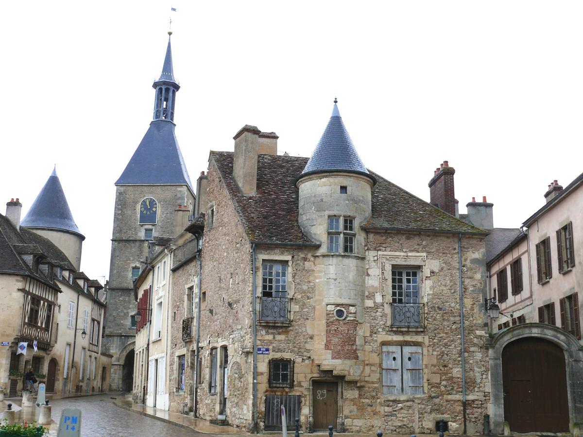 Avallon - Maison des sires de Domecy et la tour de l'Horloge (beffroi) 