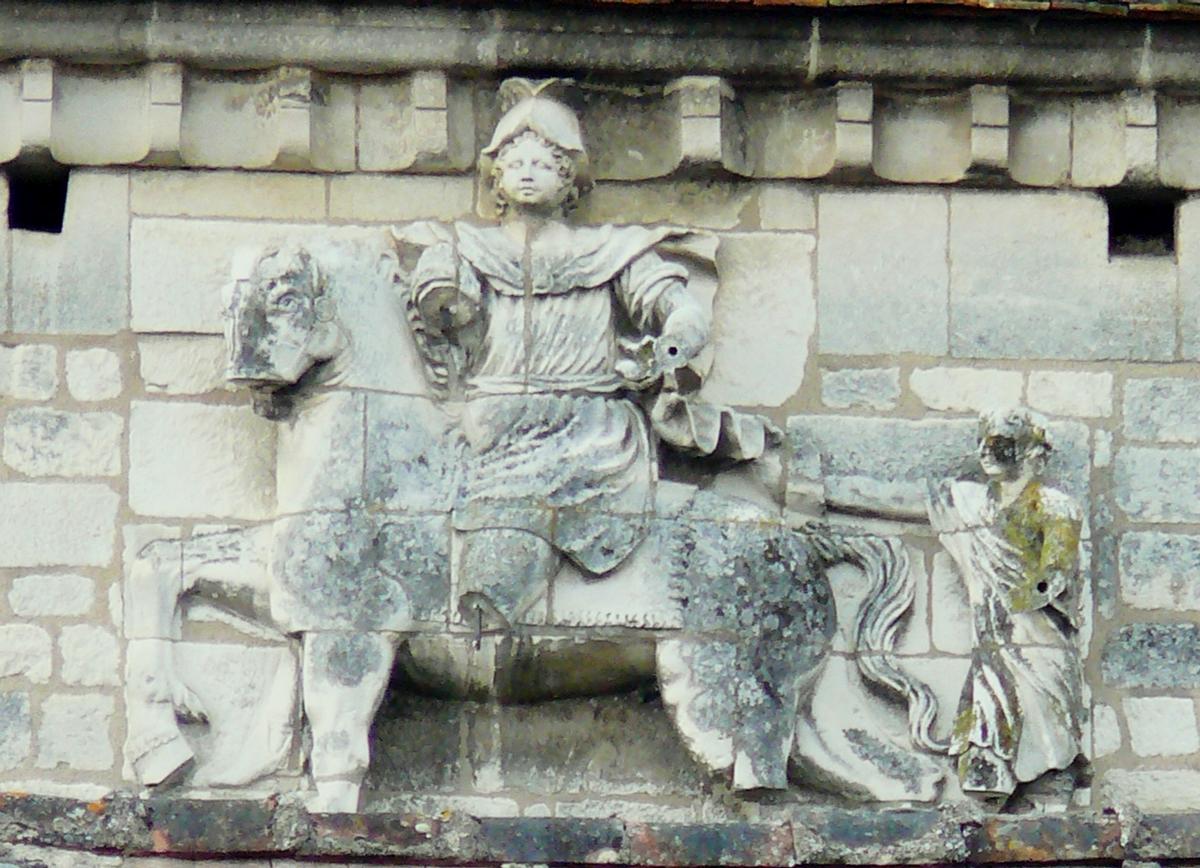 Chablis - Eglise Saint-Martin - Façade principale - Haut-relief représentant saint Martin 