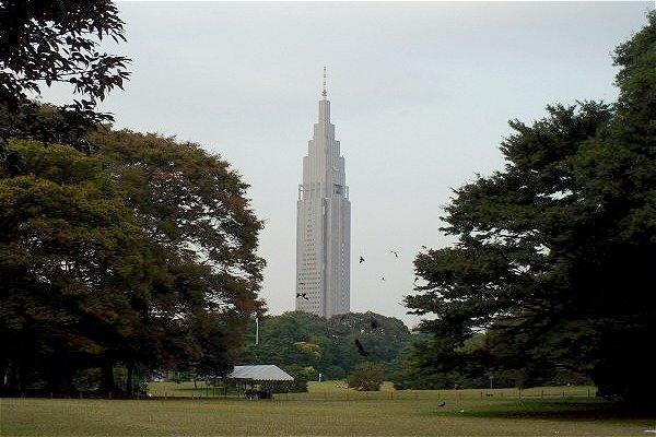 Docomo Yoyogi Building vom Yoyogi-Park aus gesehen 