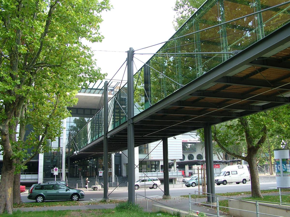 Footbridge connecting Gottlieb Daimler Stadium and a parking structure in Stuttgart 