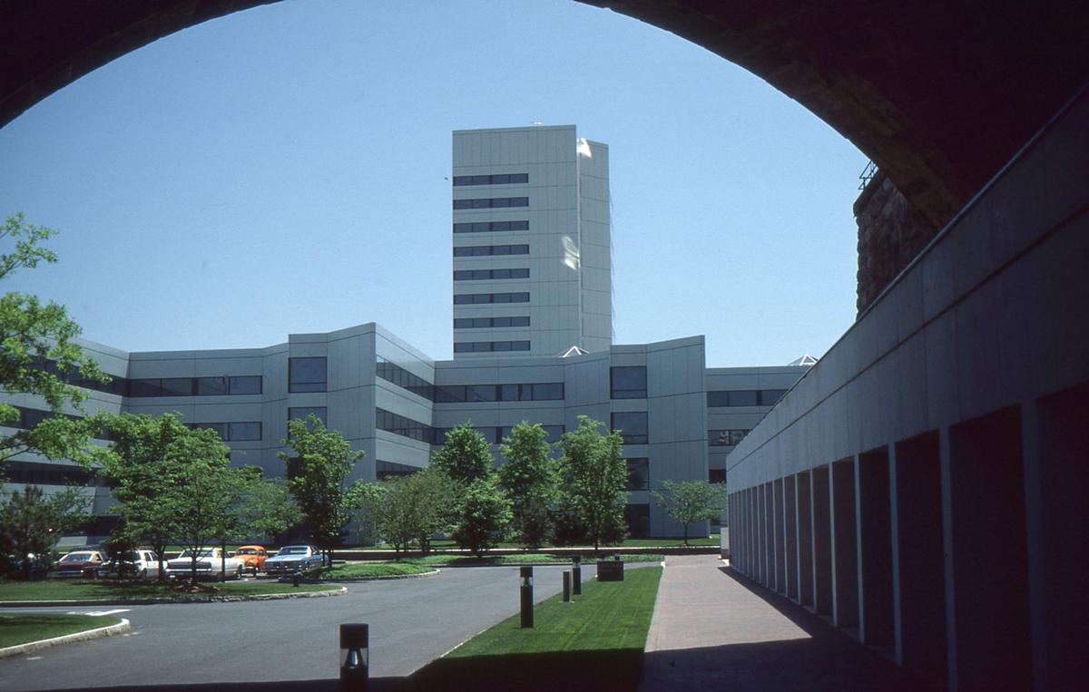 Johnson & Johnson World Headquarters (New Brunswick, 1982) | Structurae