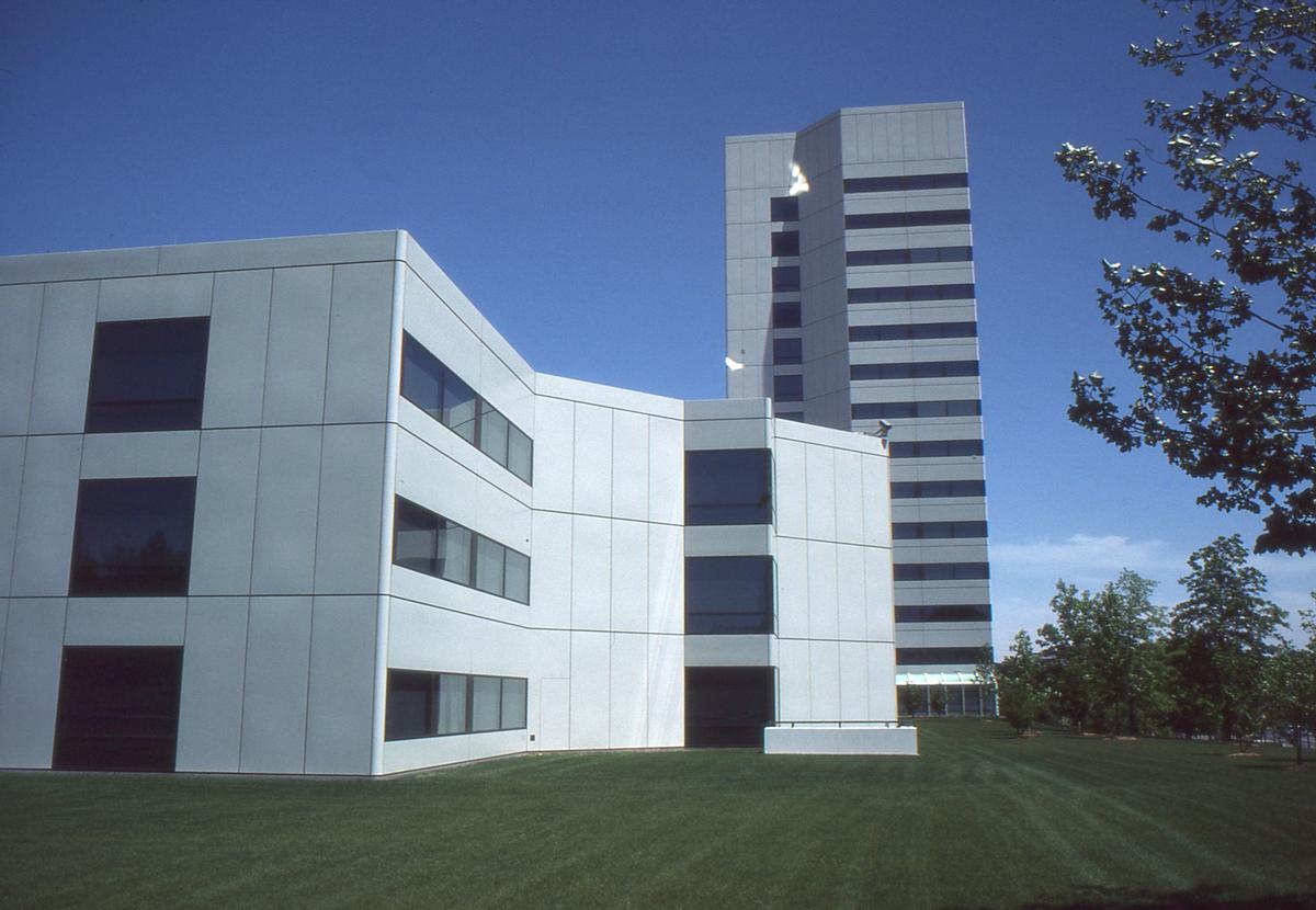 Johnson & Johnson World Headquarters (New Brunswick, 1982) | Structurae