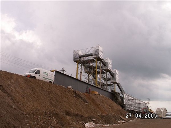 Riesa Railroad BridgeArch being assembled off-shore 