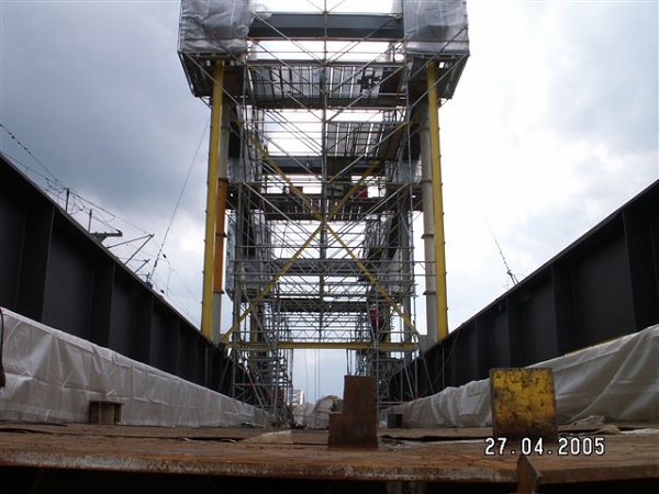 Riesa Railroad BridgeArch being assembled off-shore 