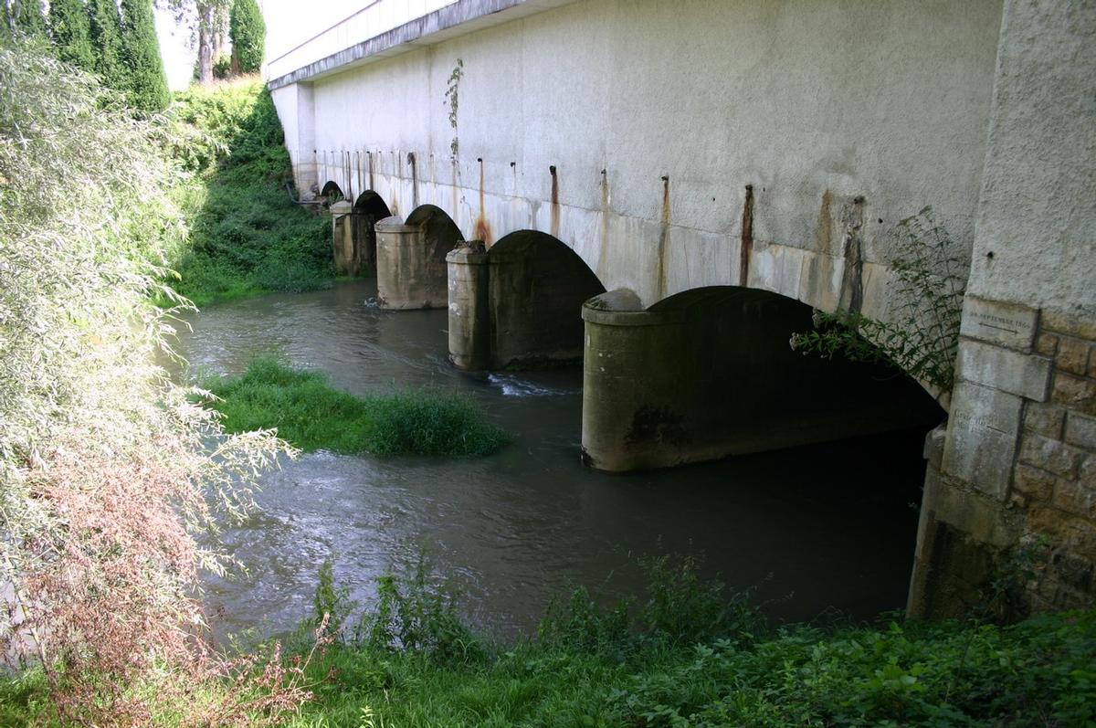 Bourgogne CanalMontbard Canal bridge 