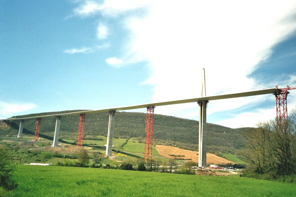 Viaduc de Millau Vue du tablier sud Longueur pendant la photo: 1400 mètres 
Poids: 1 mètre de tablier pèse environ 14,6 Tonnes
