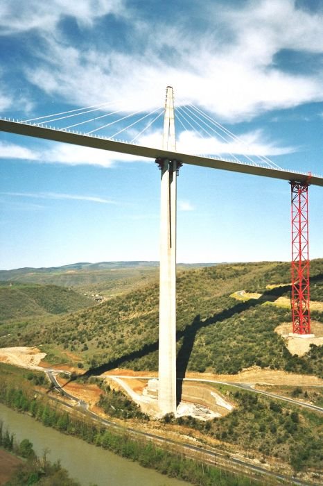 Viaduc de Millau Hauteur P2: 245 mètres 
Epaisseur tablier 4 mètres 
Hauteur Pylône 70 mètres pour l'instant