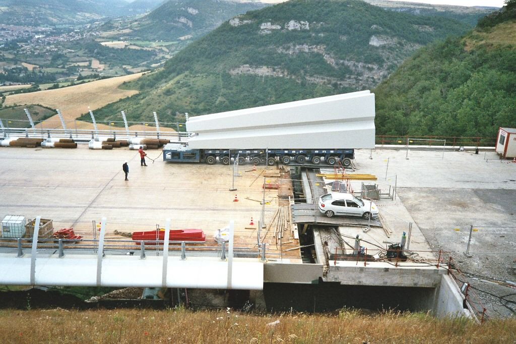 Millau Viaduct
The pylon head is rolled onto the superstructure at the abutment using the trailer Millau Viaduct 
The pylon head is rolled onto the superstructure at the abutment using the trailer