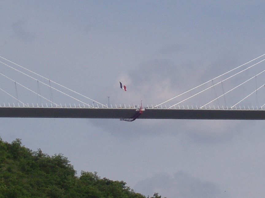 Millau-ViaduktLetztes Teilstück der Brückentafel ist eingesetzt 
