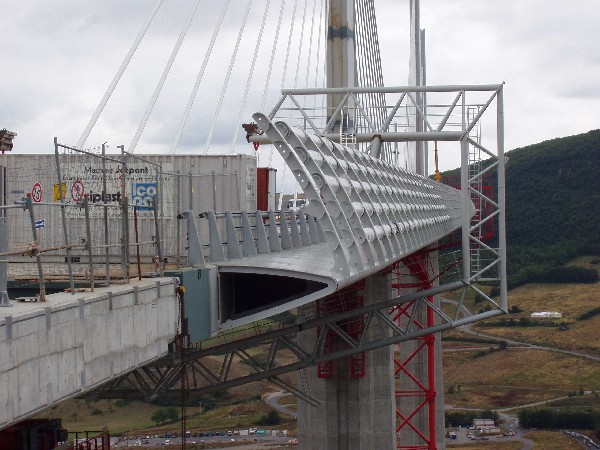 Viaduc de MillauPose des structures de Pares vents de 3.60 mètres de haut Viaduc de Millau Pose des structures de Pares vents de 3.60 mètres de haut
