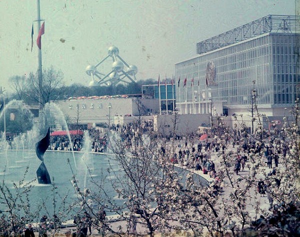 Le pavillon de l'U.R.S.S. (à droite) à l'Exposition universelle de Bruxelles de 1958 