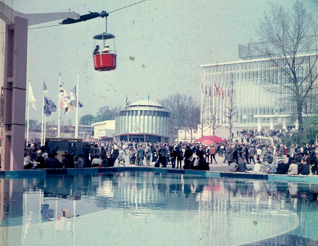 Vue générale de l'esplanade centrale de l'Exposition universelle de Bruxelles de 1958 