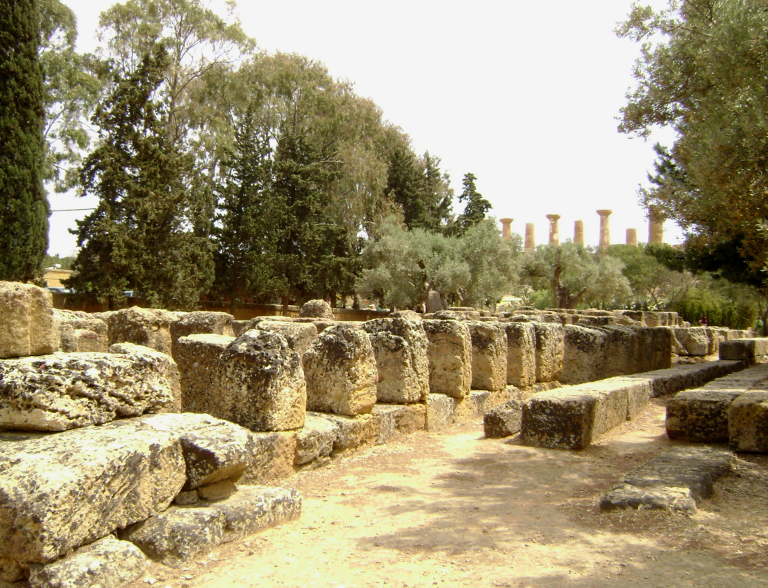 Fiche média no. 112408 Le temple de Zeus (ou Jupiter) à Agrigente, a été construit vers 480 avant J.-C.; il était un des plus grands de l'antiquité (113 x 56,6 m). Il ne reste que les bases des colonnes et des piliers
