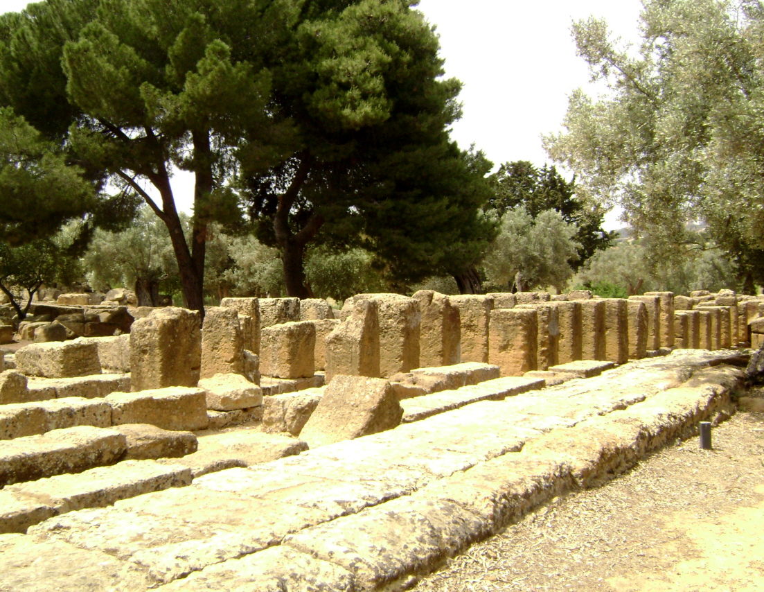 Fiche média no. 112409 Le temple de Zeus (ou Jupiter) à Agrigente, a été construit vers 480 avant J.-C.; il était un des plus grands de l'antiquité (113 x 56,6 m). Il ne reste que les bases des colonnes et des piliers