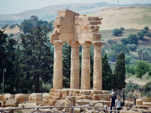 Le temple (grec) dédié aux Dioscures, appelé aussi temple de Castor et Pollux, à Agrigente, ne conserve que 4 colonnes de l'origine 