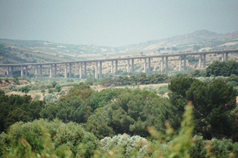 Le viaduc routier reliant Agrigente à Porto Empedocle, à la sortie ouest d'Agrigente (Sicile) 