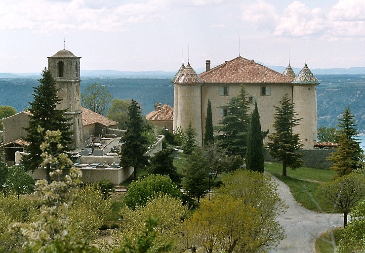 Le château (à droite) et l'église (à gauche) d'Aiguines (Var) 