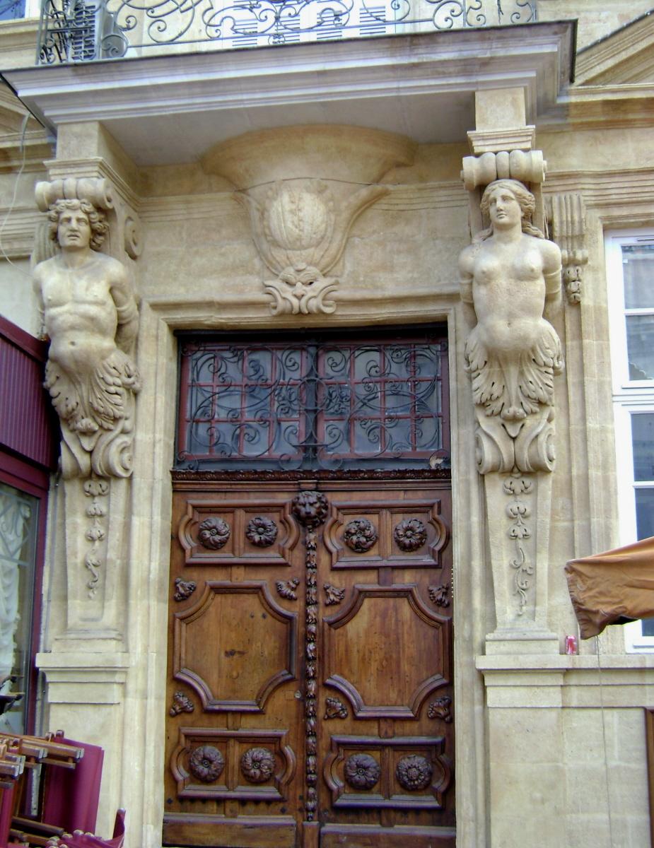 L'hôtel d'Agut, reconstruit en 1675, occupe un coin de la place des Prêcheurs à Aix-en-Provence 
