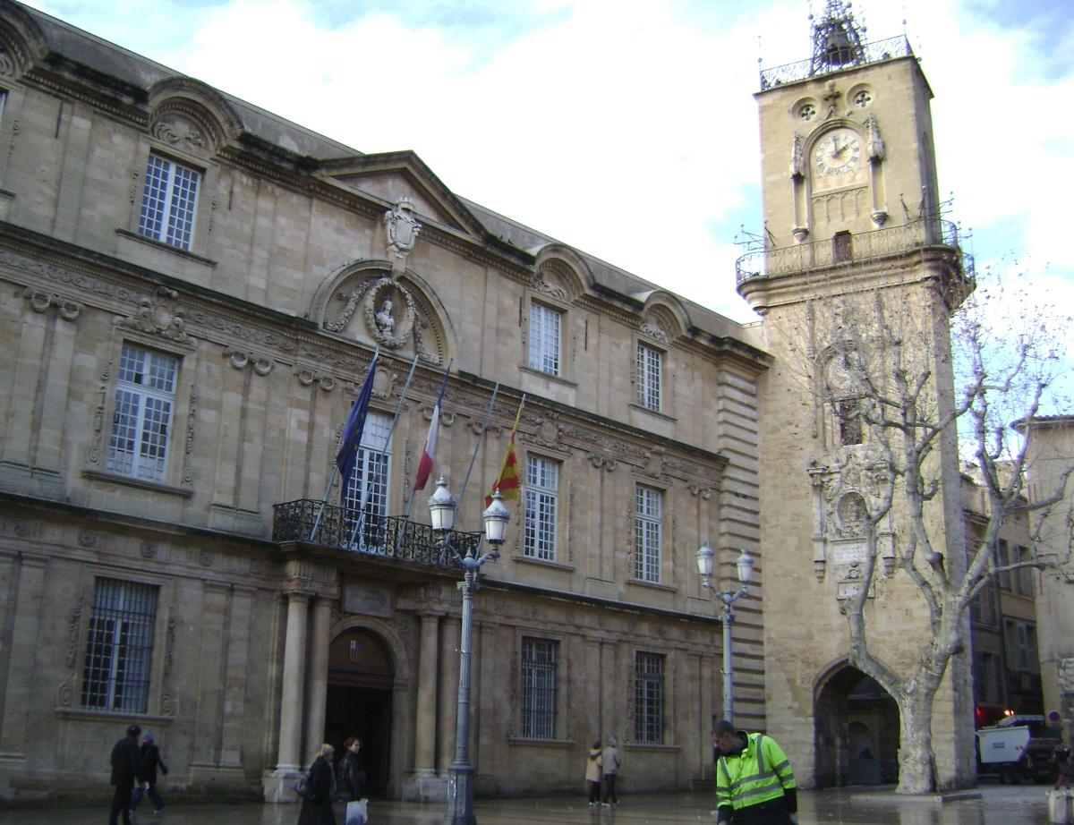 La façade de l'Hôtel de Ville et la tour de l'Horloge d'Aix-en-Provence 