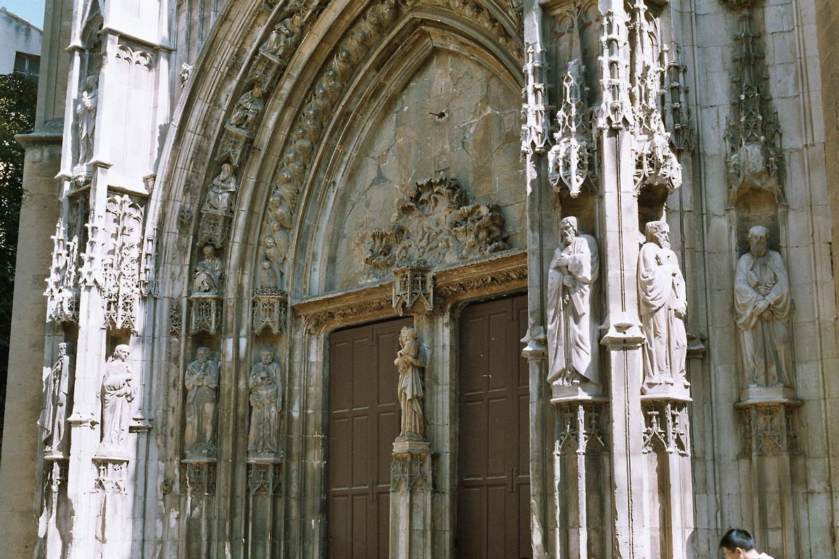 Détail du portail principal de la cathédrale Saint-Sauveur 