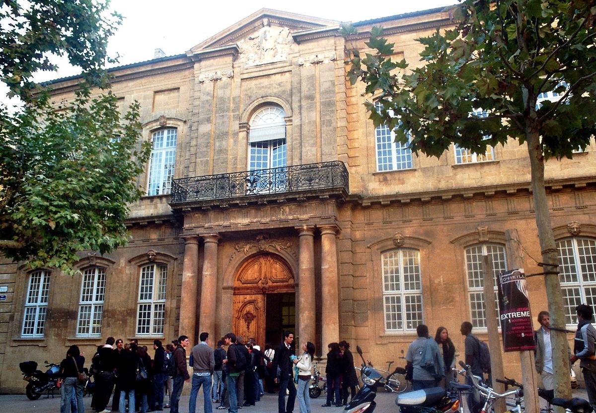 La façade de l'ancienne faculté de Droit, place de l'Université, à Aix-en-Provence 