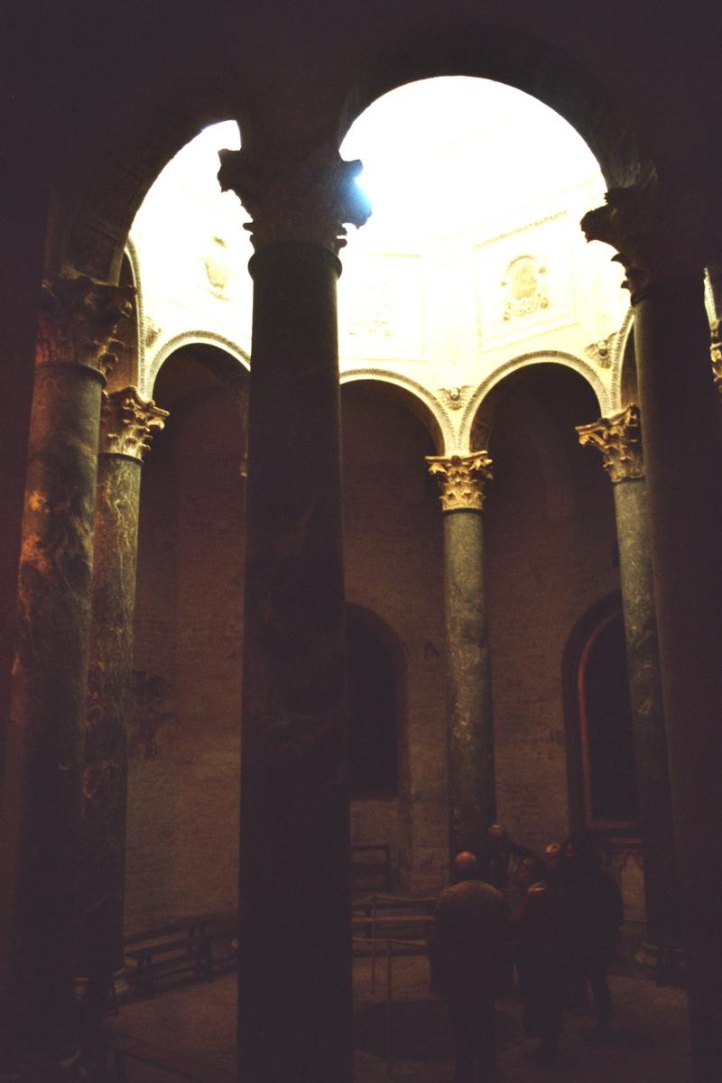 Le baptistère préroman de la cathédrale d'Aix-en-Provence renferme des éléments romains et présente des fondations antiques 