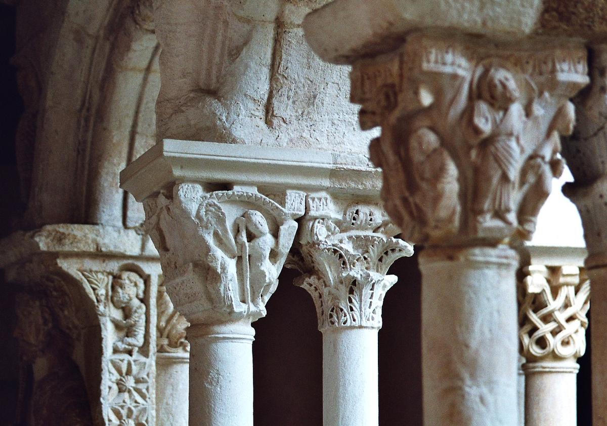 Détails de différents chapiteaux (romans) du cloître de la cathédrale Saint-Sauveur 