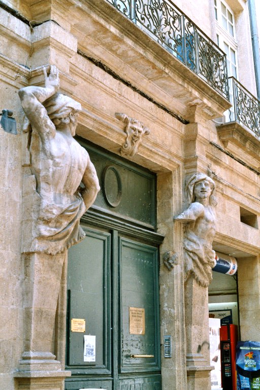 Hôtel d'Arbaud (Aix-en-Provence). Le portail de 1630 est supporté par deux atlantes sculptés 