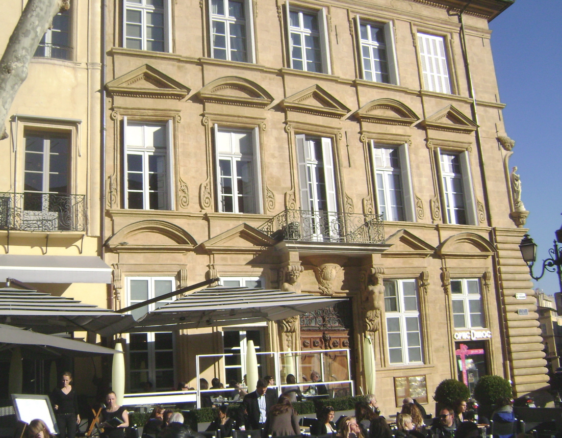 La façade de l'hôtel d'Agut occupe un coin de la place des Prêcheurs, à Aix-en-Provence 