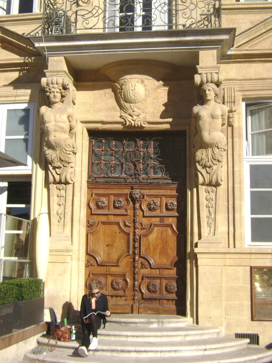 La façade de l'hôtel d'Agut occupe un coin de la place des Prêcheurs, à Aix-en-Provence 