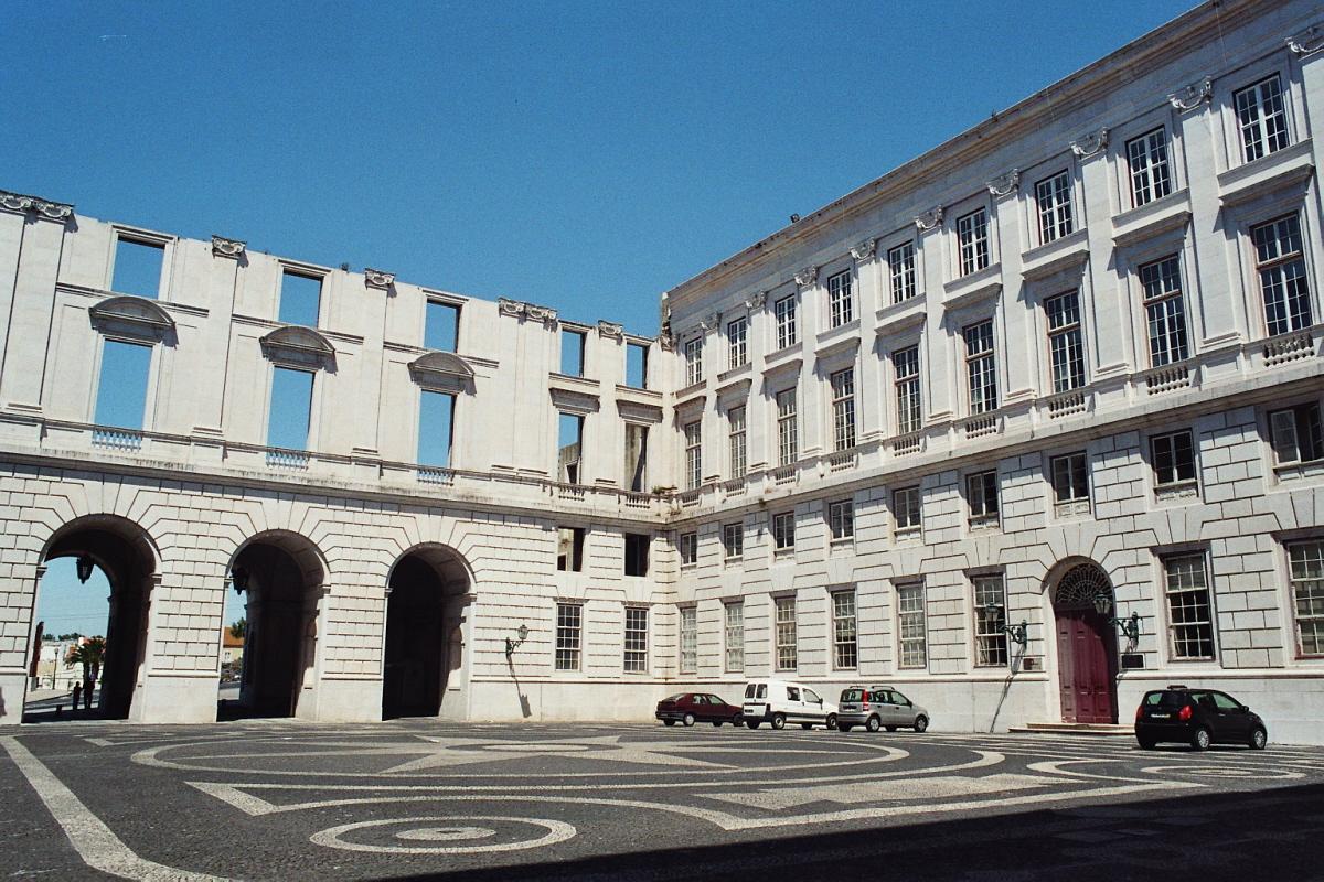 La cour intérieure et l'aile ouest (inachevée) du Palais national d'Ajuda (Lisbonne), transformé en musée 