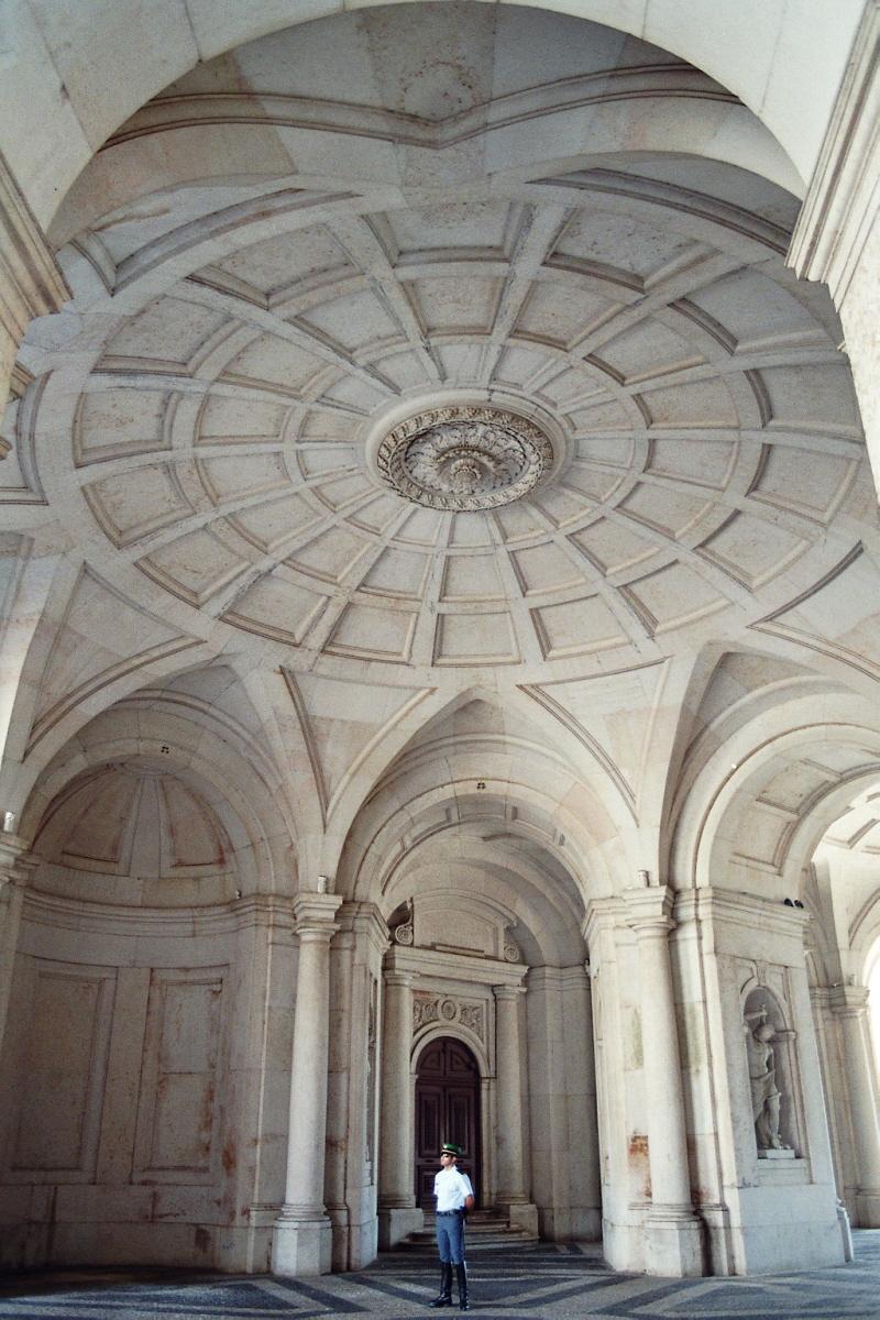 Fiche média no. 92936 Le portail d'entrée du Palais national d'Ajuda (Lisbonne), construit fin 18e siècle dans le style néo-classique, résidence des rois de Portugal entre 1862 et 1910