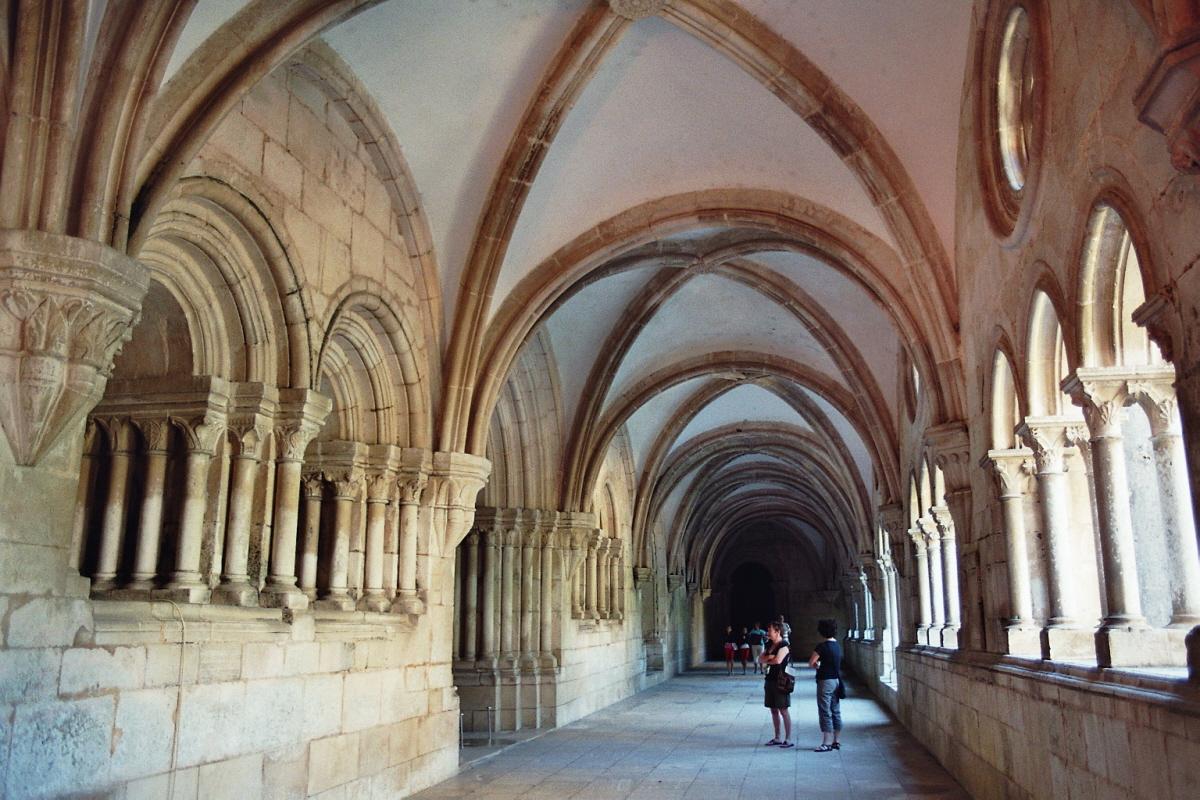 Le cloître de l'abbaye cistercienne d'Alcobaça (Leiria) 