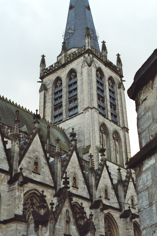L'église Notre-Dame d'Alsemberg (Beersel) a été achevée en 1470. Son clocher-tour a été construit de 1503 à 1527 