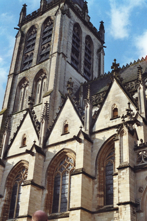 L'église Notre-Dame d'Alsemberg (Beersel) a été achevée en 1470. Son clocher-tour a été construit de 1503 à 1527 