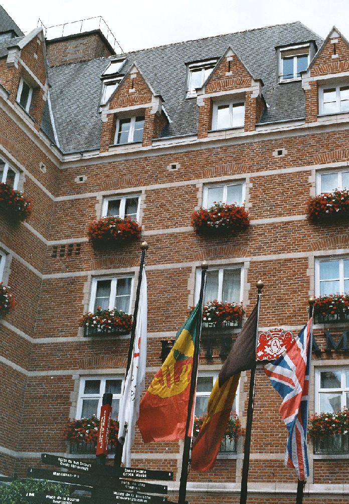 Détail de la façade en briques de l'hôtel Amigo, au centre de Bruxelles 