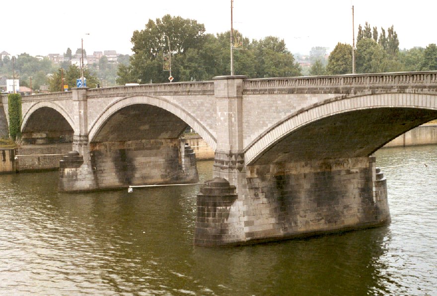 Le pont de la N921 sur la Meuse à Andenne 