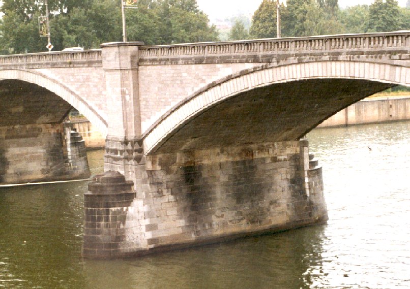 Le pont d'Andenne sur la Meuse. Détail d'une pile 