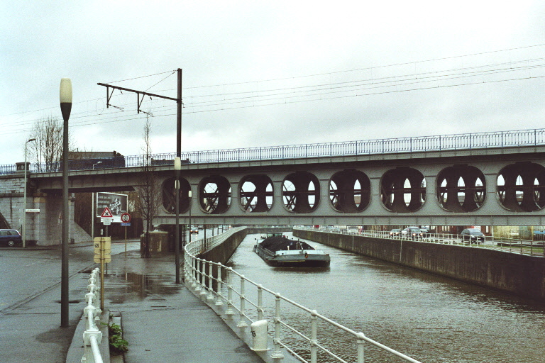 Le pont métallique de la ligne de chemin de fer Midi-Laeken sur le canal de Bruxelles, à Anderlecht (région de Bruxelles-Capitale) 