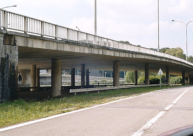 Le viaduc d'accès au pont routier d'Anhée, sur la Meuse, côté rive droite (commune d'Yvoir) 