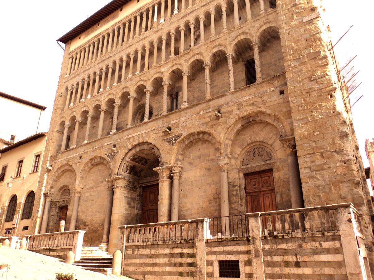 La façade et le campanile (romans) de l'église Santa Maria delle Pieve, sur le Corso Italia, à Arezzo 